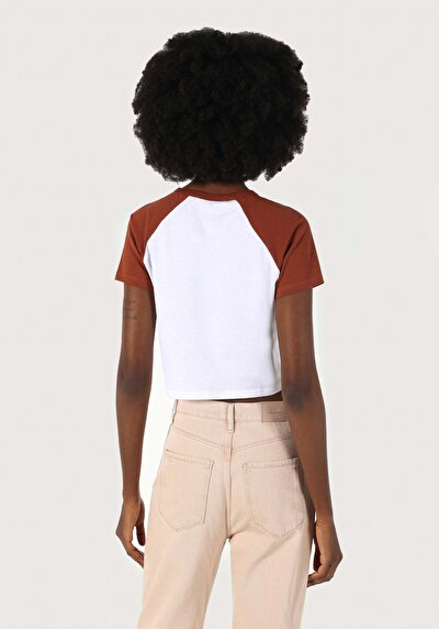 صورة من ضيق قصة رقبة مستديرة نسائي أبيض كم قصير تي شيرت