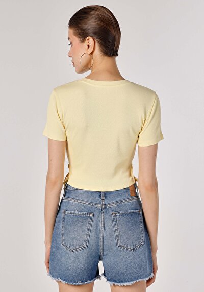 صورة من ضيق قصة رقبة مستديرة نسائي أصفر كم قصير تي شيرت