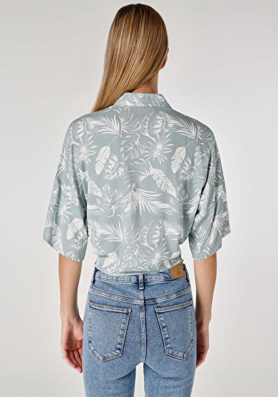 صورة من قميص عادي رقبة نسائي أخضر كم قصير قميص