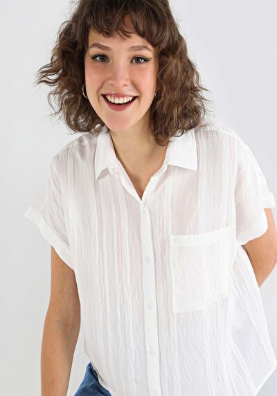 صورة من أبيض للنساء قميص  كم قصير