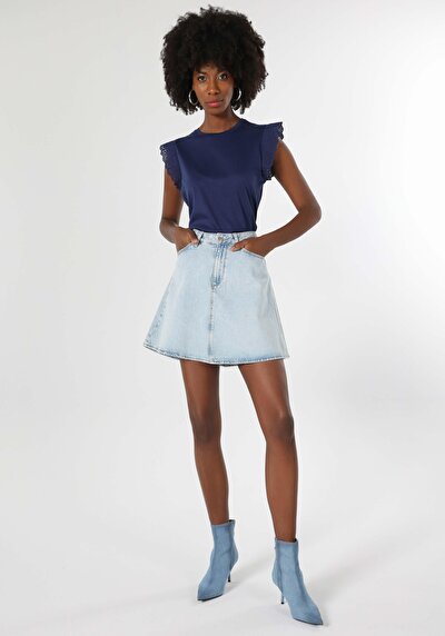 صورة من أزرق بحري للنساء تي شيرت بأكمام قصيرة