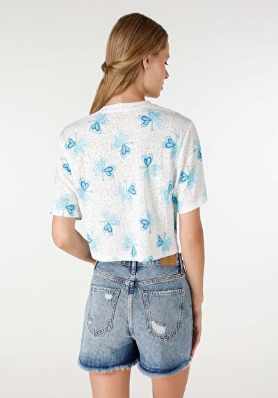 صورة من رقبة مستديرة نسائي أبيض بأكمام قصيرة تي شيرت