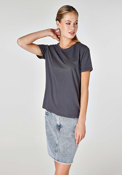 صورة من أنتراسيت للنساء تي شيرت بأكمام قصيرة