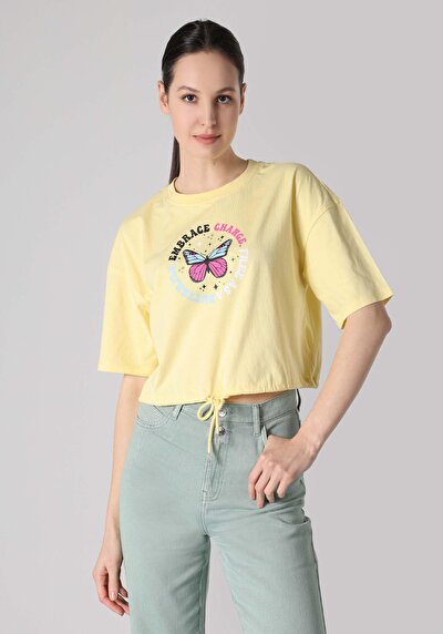 صورة من رقبة مستديرة مطبوعة نسائية أصفر كم قصير تي شيرت