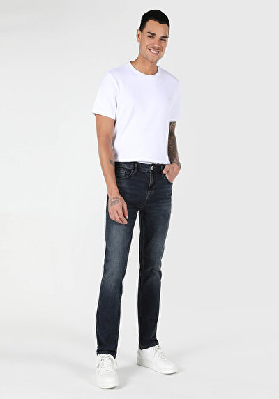 صورة من أسود للرجال بناطيل