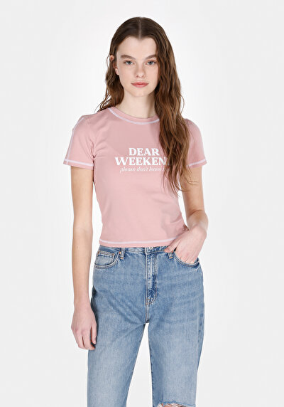 صورة من وردي للنساء تي شيرت بأكمام قصيرة