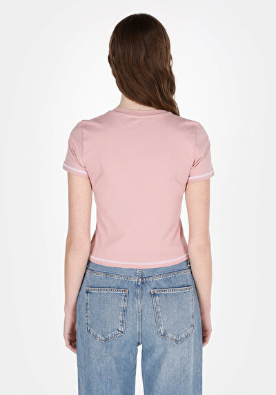 صورة من وردي للنساء تي شيرت بأكمام قصيرة