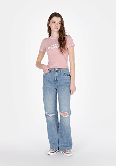 صورة من وردي للنساء تي شيرت بأكمام قصيرة