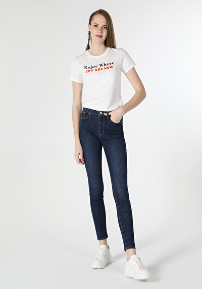 صورة من ضيق قصة رقبة مستديرة نسائي أبيض كم قصير تي شيرت