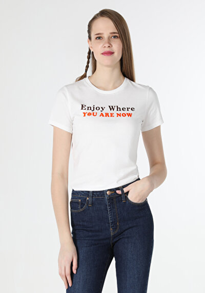 صورة من ضيق قصة رقبة مستديرة نسائي أبيض كم قصير تي شيرت