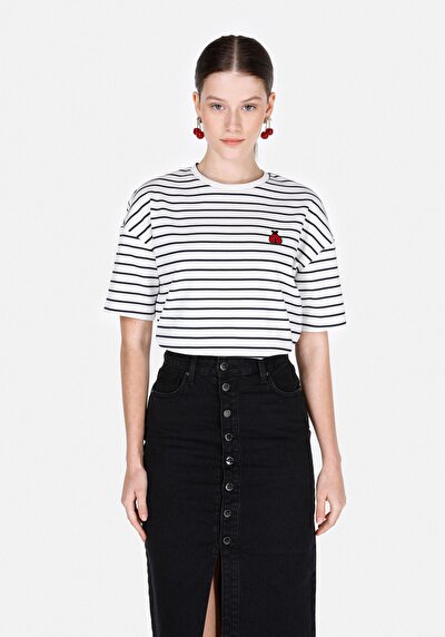 صورة من أبيض للنساء تي شيرت بأكمام قصيرة