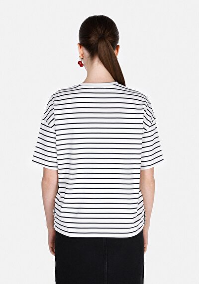 صورة من أبيض للنساء تي شيرت بأكمام قصيرة