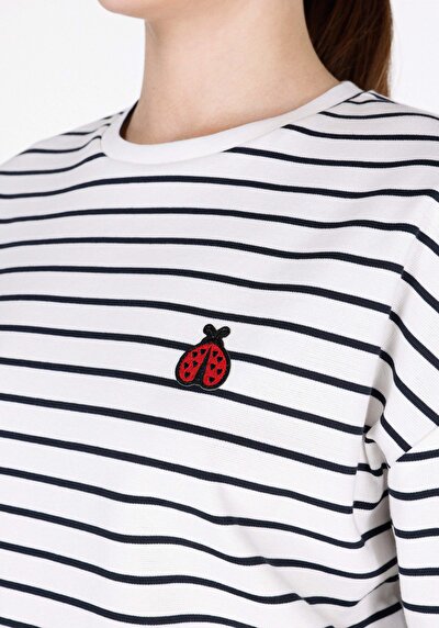 صورة من أبيض للنساء تي شيرت بأكمام قصيرة