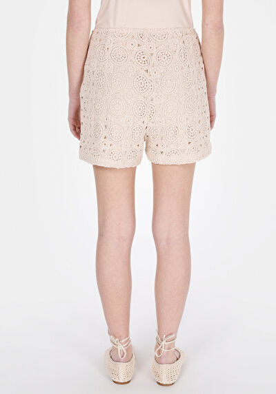 صورة من نحيف قصة متوسطة الخصر مستقيم شورتات نسائية بيج