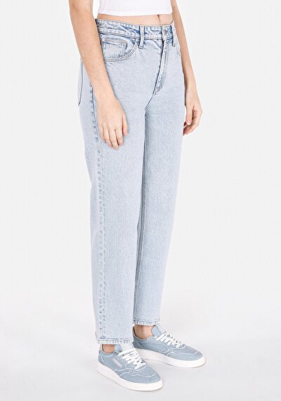 صورة من مستقيم الساق نسائي نيلي الجينز