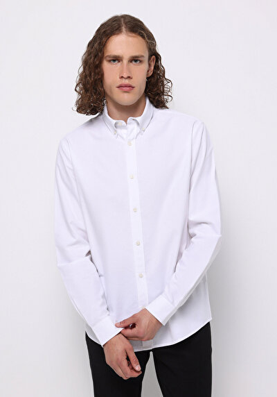 صورة من قميص عادي رقبة مستقيم قميص أبيض بأكمام طويلة للرجال