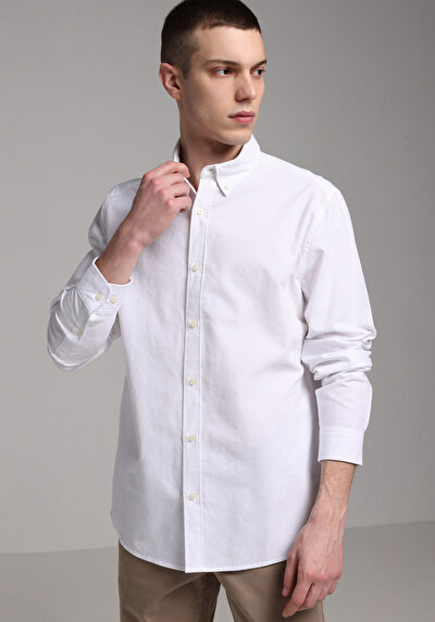 صورة من قميص عادي رقبة مستقيم قميص أبيض بأكمام طويلة للرجال