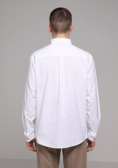 صورة من قميص عادي رقبة مستقيم قميص أبيض بأكمام طويلة للرجال