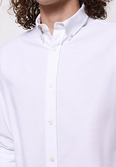 صورة من قميص عادي رقبة مستقيم قميص أبيض بأكمام طويلة للرجال