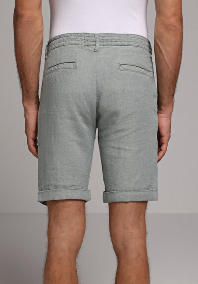 صورة من أخضر للرجال شورت