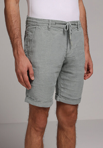 صورة من أخضر للرجال شورت