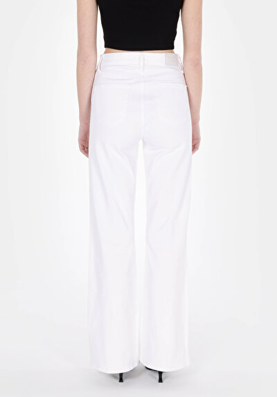 صورة من خصر عالي ساق واسعة نسائي جينز أبيض