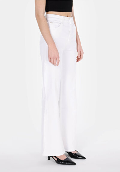صورة من خصر عالي ساق واسعة نسائي جينز أبيض