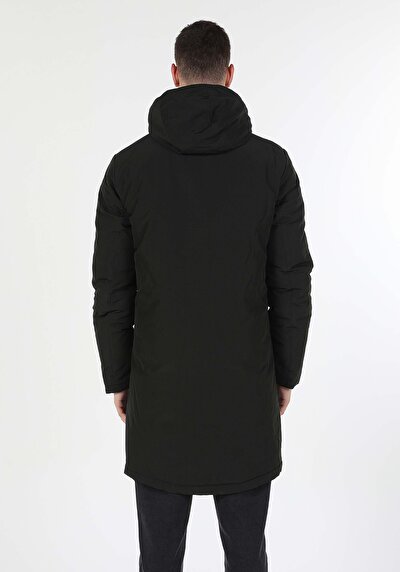 صورة من معطف رجالي عادي باللون الأخضر
