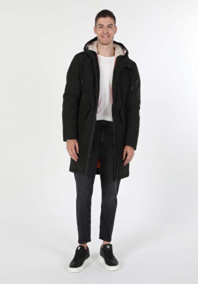 صورة من معطف رجالي عادي باللون الأخضر