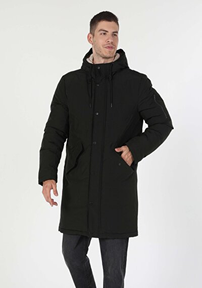 صورة من معطف رجالي عادي باللون الأخضر