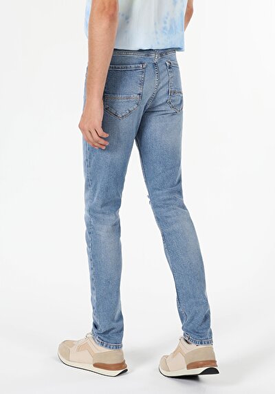 صورة من أزرق للرجال بناطيل