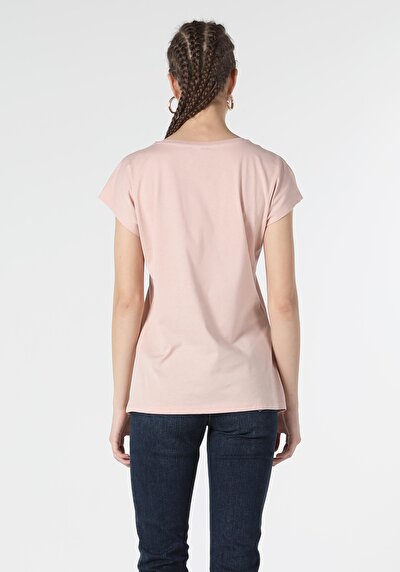 صورة من وردي للنساء تي شيرت بأكمام قصيرة