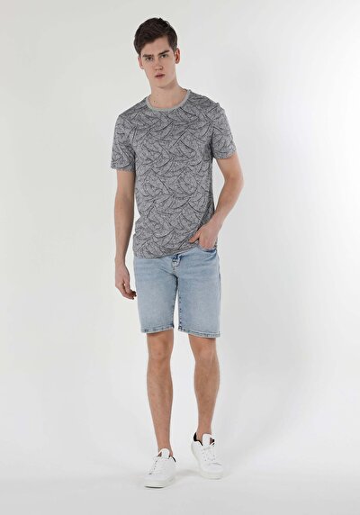 صورة من رمادي للرجال تي شيرت بأكمام قصيرة
