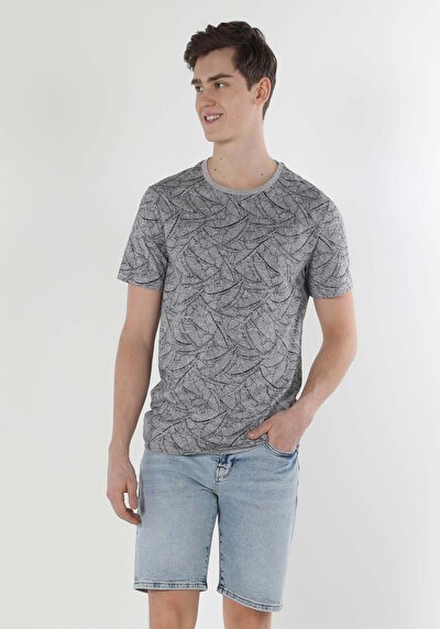 صورة من رمادي للرجال تي شيرت بأكمام قصيرة
