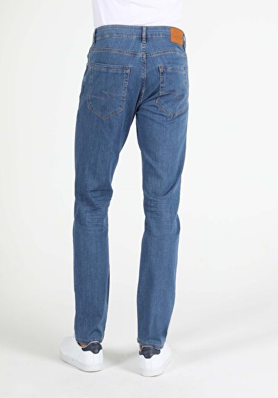 صورة من دينيم للرجال بناطيل