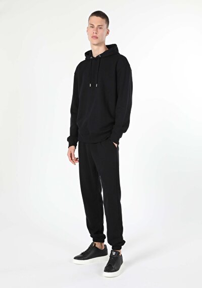 صورة من أسود للرجال بنطال رياضي