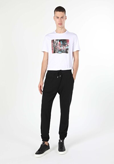 صورة من أسود للرجال بنطال رياضي