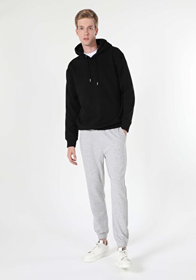 صورة من رمادي للرجال بنطال رياضي