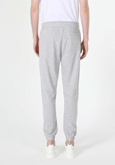 صورة من رمادي للرجال بنطال رياضي
