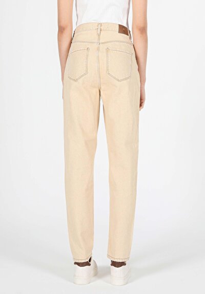 صورة من دينيم للنساء بناطيل