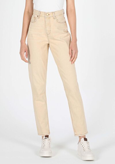 صورة من دينيم للنساء بناطيل