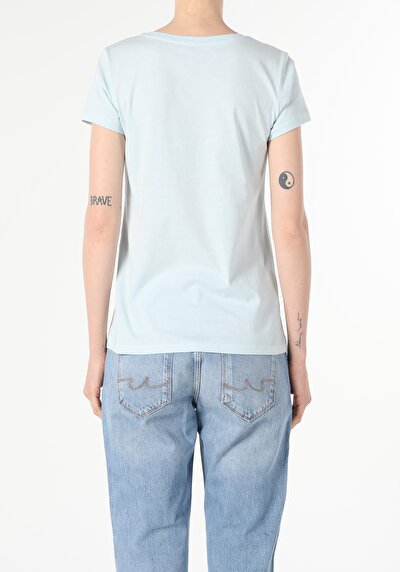 صورة من أخضر للنساء تي شيرت بأكمام قصيرة