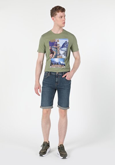 صورة من أزرق للرجال شورت