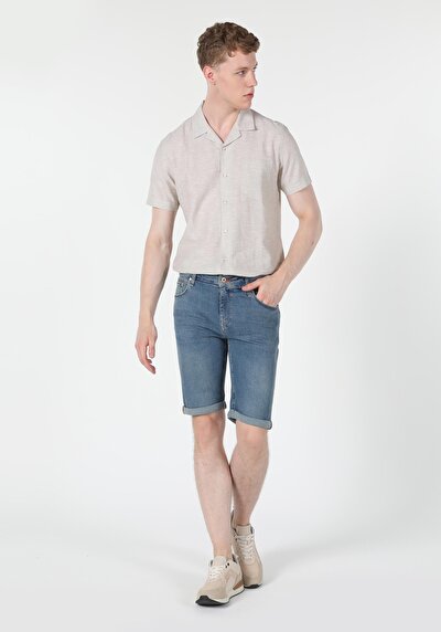 صورة من أزرق للرجال شورت