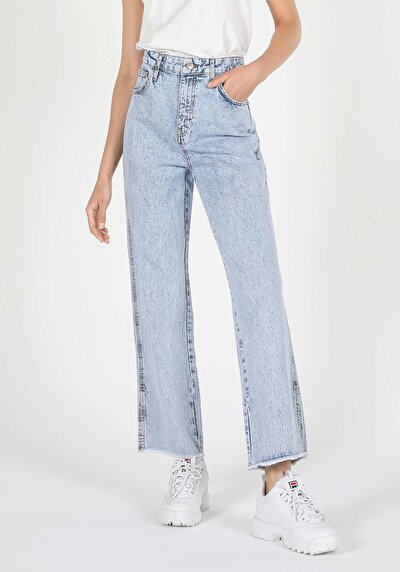 صورة من دينيم للنساء بناطيل