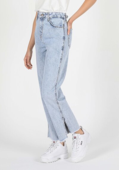 صورة من دينيم للنساء بناطيل