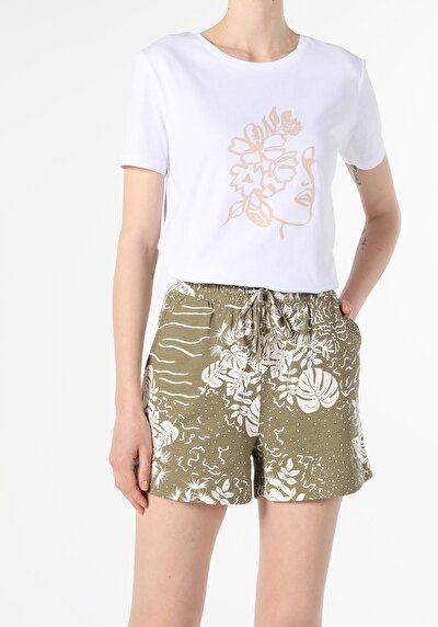 صورة من أبيض للنساء تي شيرت بأكمام قصيرة