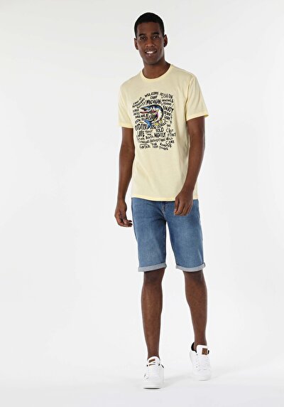 صورة من أصفر للرجال تي شيرت بأكمام قصيرة