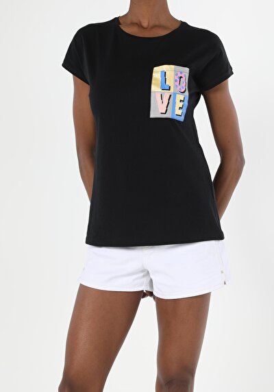 صورة من أسود للنساء تي شيرت بأكمام قصيرة