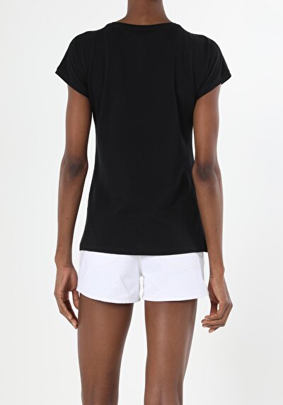 صورة من أسود للنساء تي شيرت بأكمام قصيرة